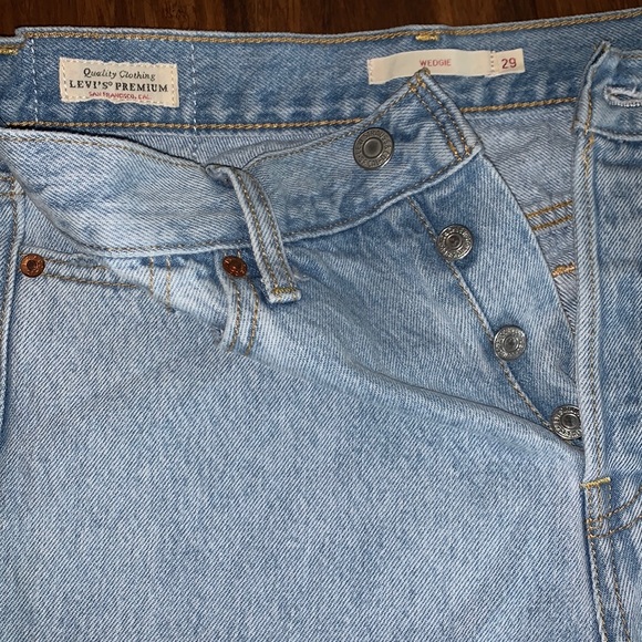 Levi's Premium Women's Wedgie Straight Leg Light-wash Distressed Jeans | 29 - Picture 3 of 9